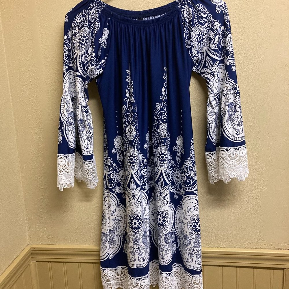 White Mark Sunny Vacation Dress. Navy and White. Size Medium. Wore once. Comfy.